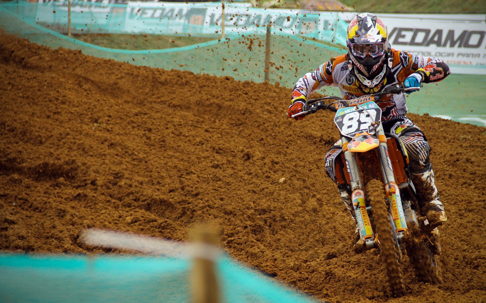 玻璃桥高空跳跃，勇气的极限挑战，挑战高空玻璃桥 说说